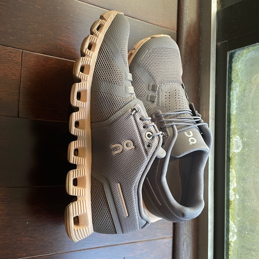 On Cloud Women’s size 8 sneaker